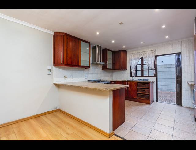 4 BEDROOM HOUSE FOR SALE IN BLOUBERG SANDS